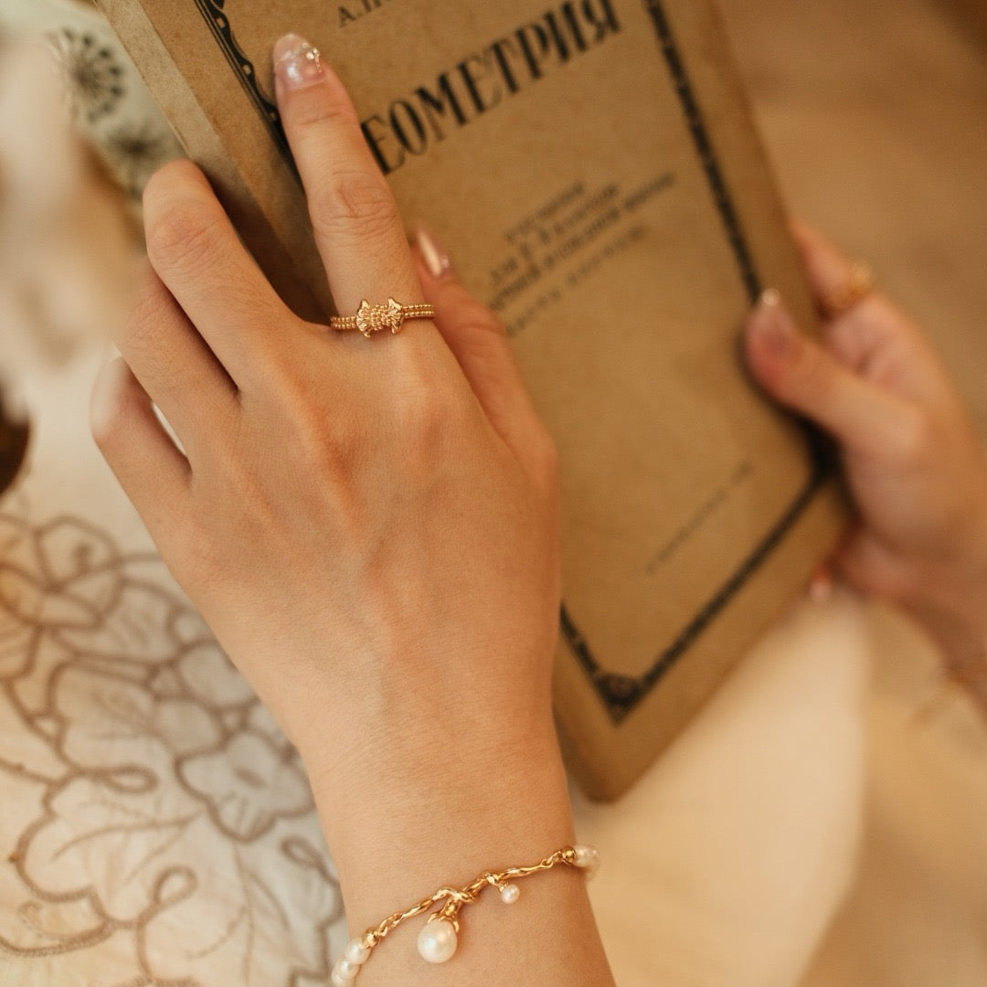 Vintage Ribbon Crest Ring