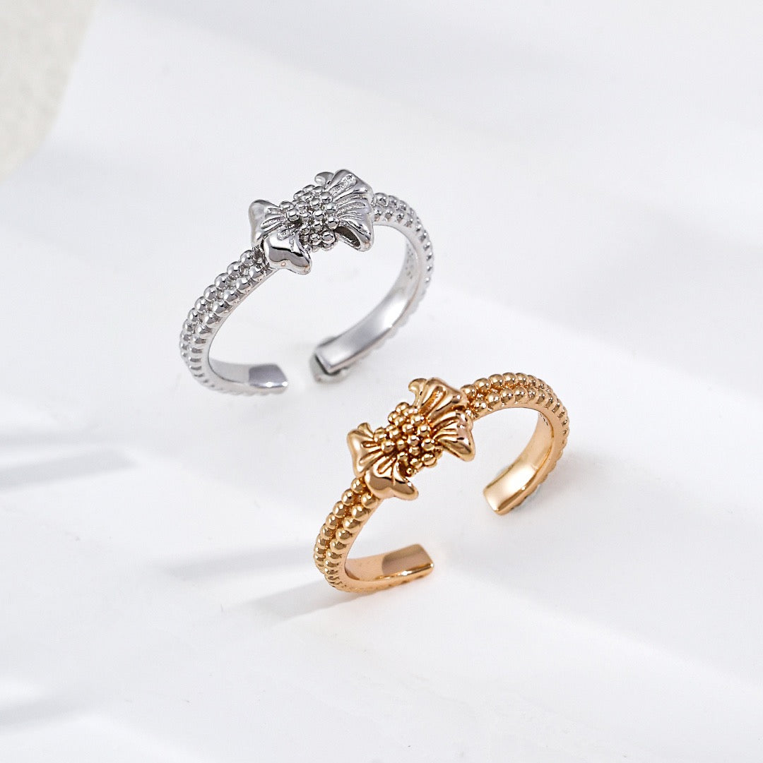 Vintage Ribbon Crest Ring