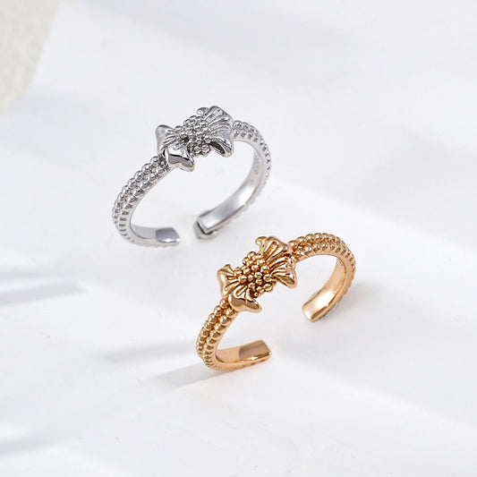 Vintage Ribbon Crest Ring