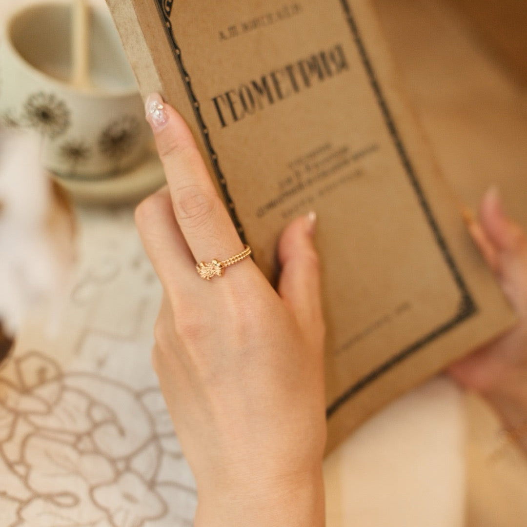 Vintage Ribbon Crest Ring