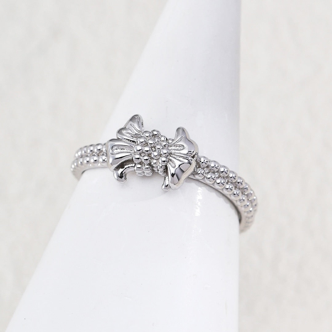 Vintage Ribbon Crest Ring