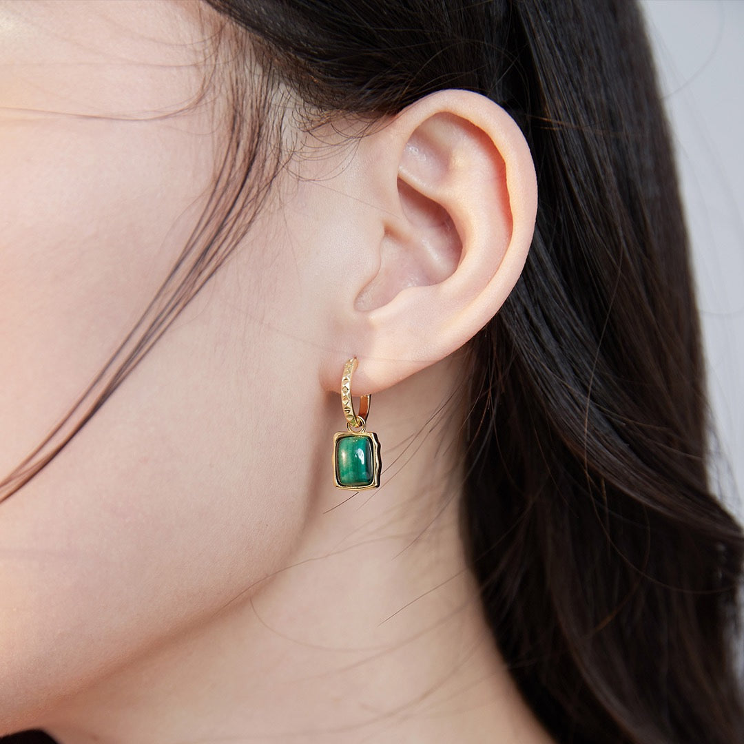 Elegant Malachite Jewelry Set with Gold Necklace and Earrings