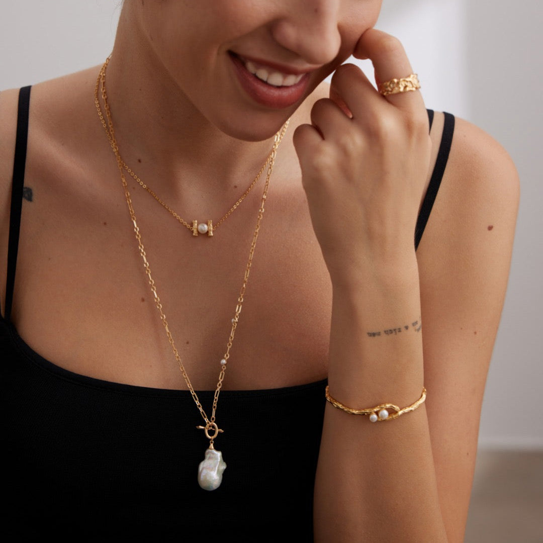 Minimalist Textured Bar & Pearl Necklace