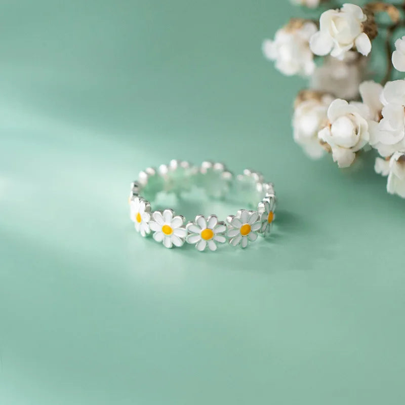 Vintage Daisy Flower Adjustable Ring - Bloom with Style!