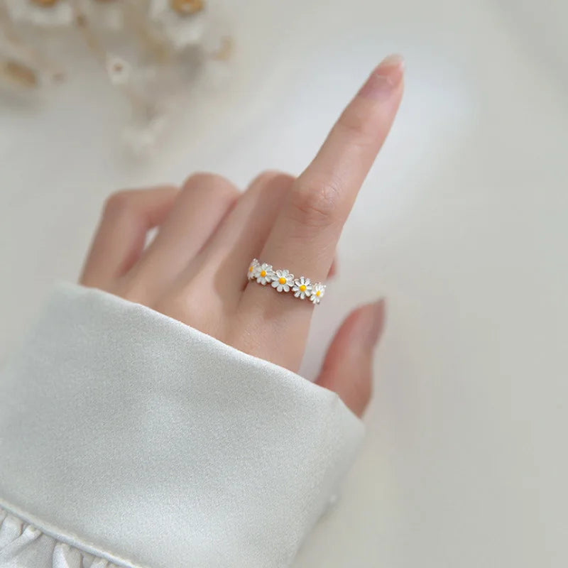 Vintage Daisy Flower Adjustable Ring - Bloom with Style!