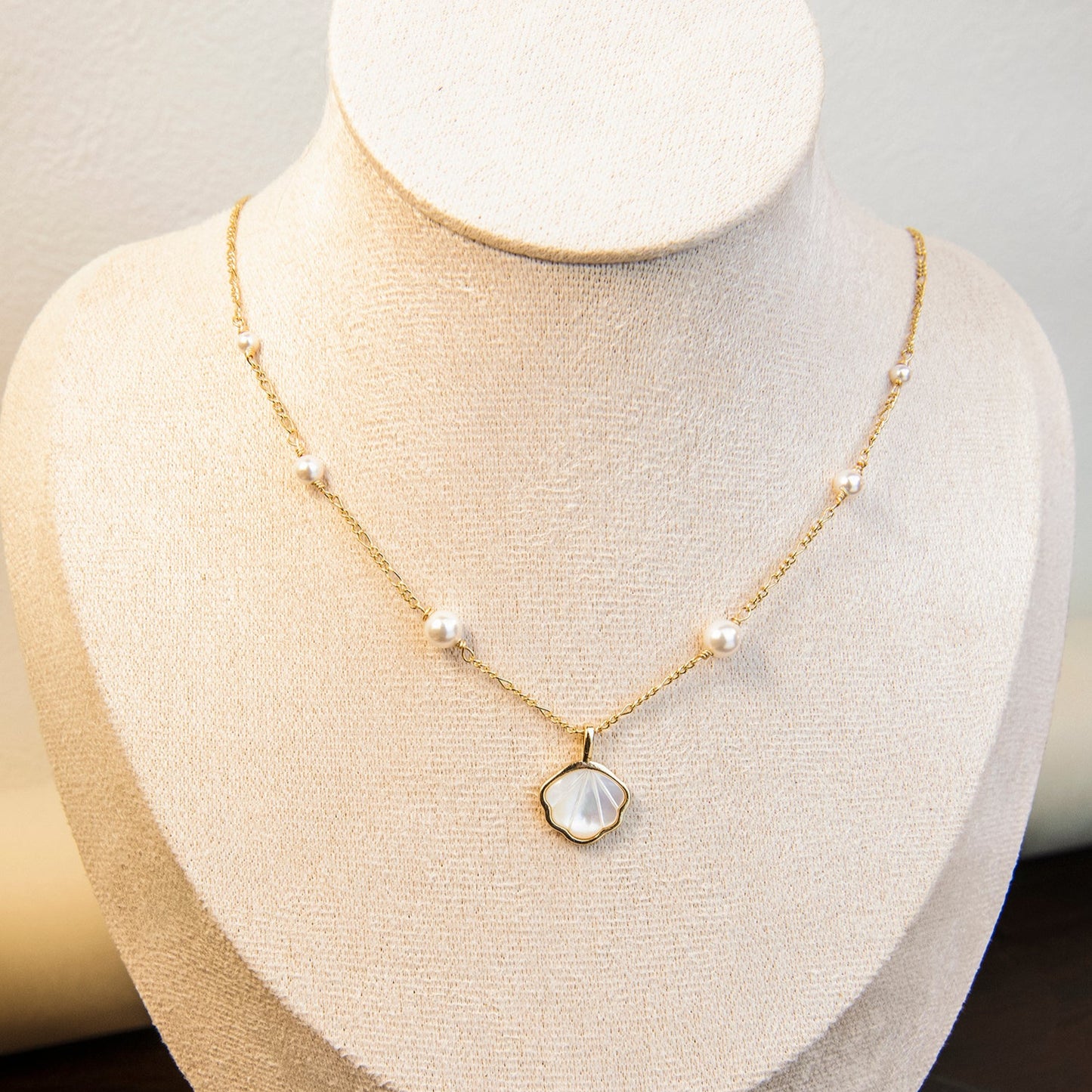 Shell’s Glow – Mother of Pearl & Swarovski Pearl Necklace